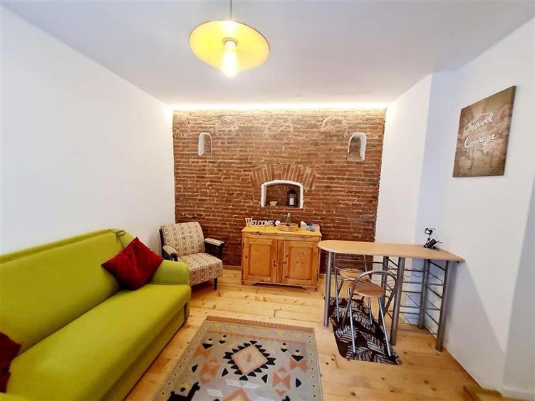 Apartament cu 2 camere semidecomandat, mobilat în Central