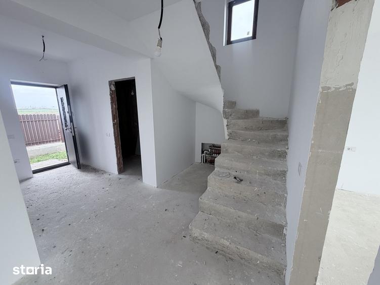 Casă cu 5 camere cu Teren 492 Mp în Glina