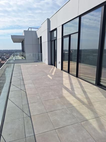 Penthouse cu 4 camere semidecomandat în 13 Septembrie