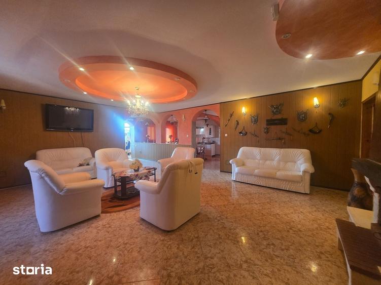 Casă cu 6 camere cu Teren 875 Mp în Central