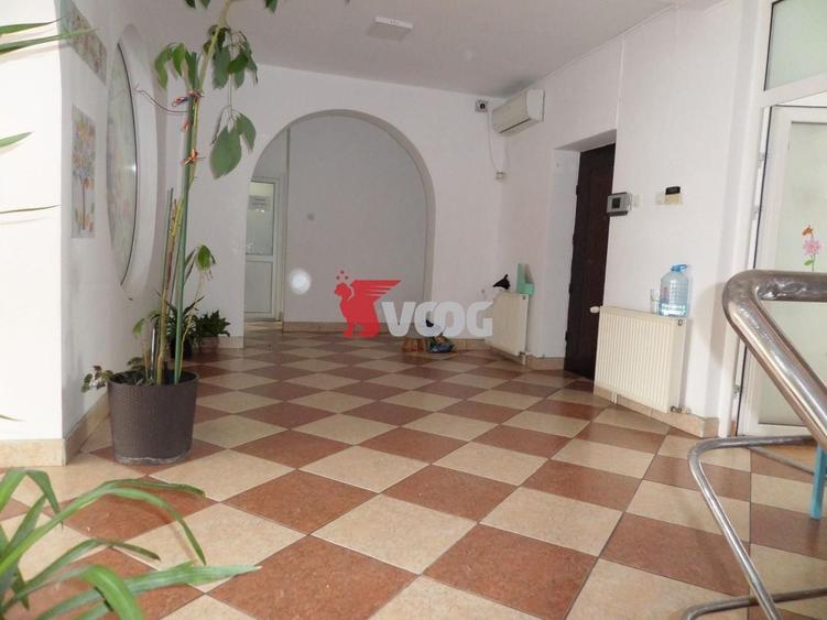 Casă individuală cu 8 camere cu Canalizare în Mehala