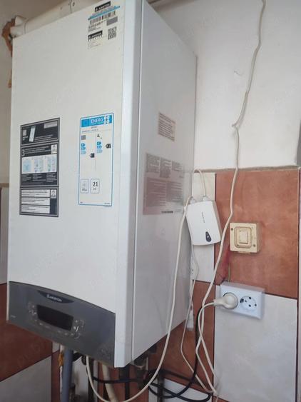 Apartament cu 3 camere decomandat în Est