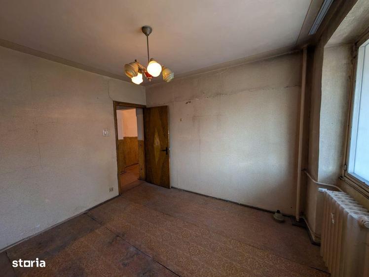 Apartament cu 3 camere decomandat în Tei