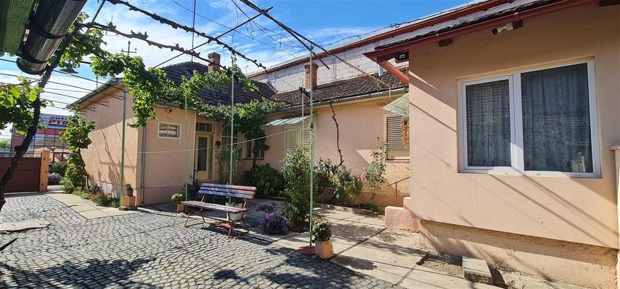 Casă individuală cu 8 camere cu Canalizare în Micălaca