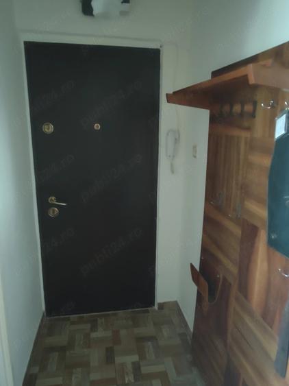 Proprietar vand apartament doua camere etaj 2 din 4 sector 4 - 1