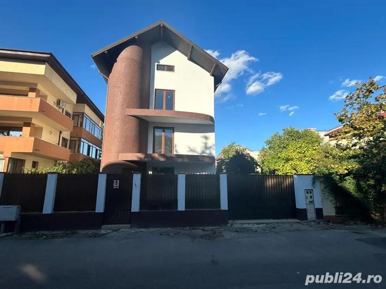 Casă cu 6 camere cu Teren 500 Mp în Titan