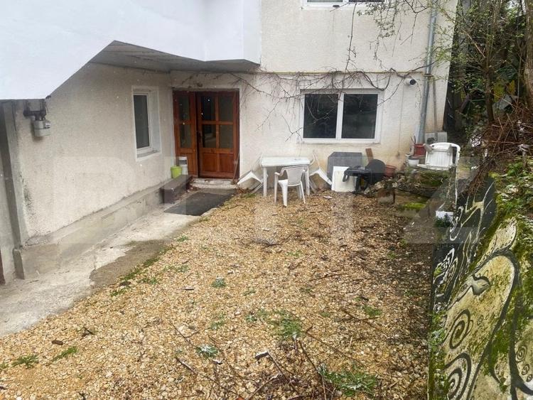 Casă individuală cu 9 camere cu Canalizare în Central