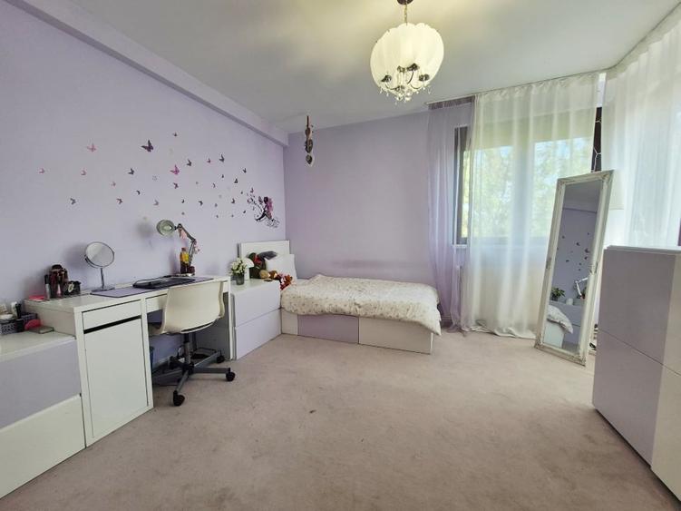 Casă individuală cu 5 camere cu Teren 380 Mp în Central