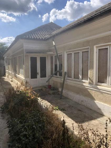 Casă cu 6 camere în Carcaliu