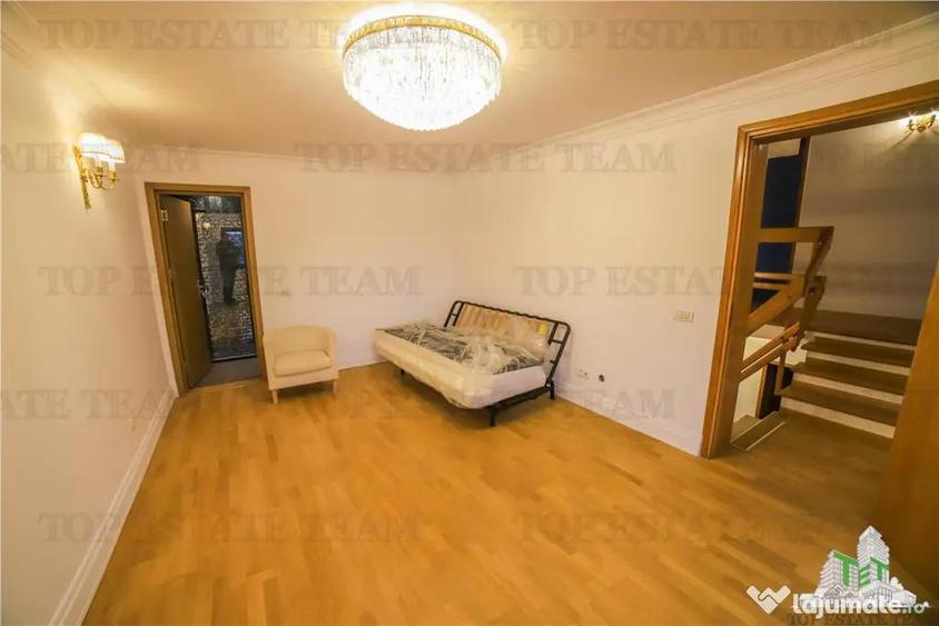Casă cu 7 camere cu Teren 300 Mp în Central