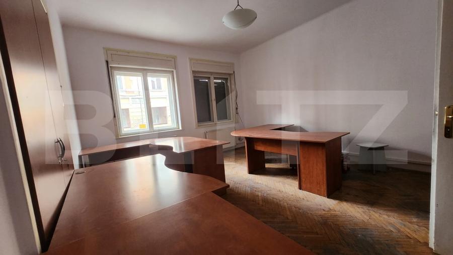 Birou, de 230 mp, în Central