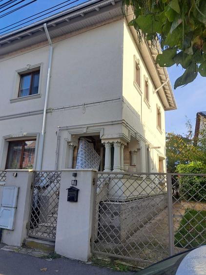 Casă cu 4 camere cu Teren 100 Mp în Central