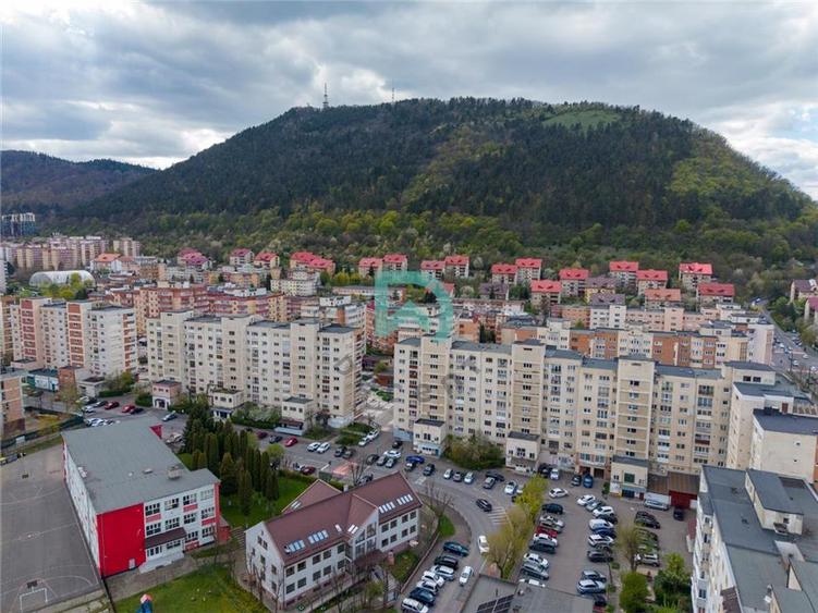 Apartament cu 4 camere decomandat în Răcădău