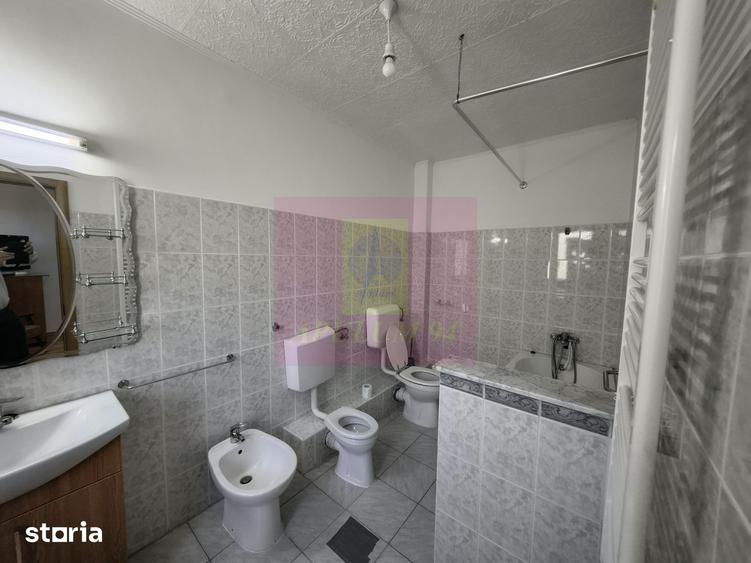 Casă cu 7 camere cu Teren 280 Mp în Rahova