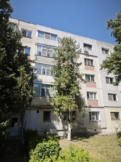 Apartament cu 3 camere semidecomandat în Tomis Nord