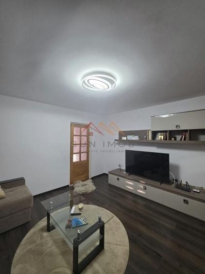 Apartament cu 3 camere semidecomandat în Câmpinița