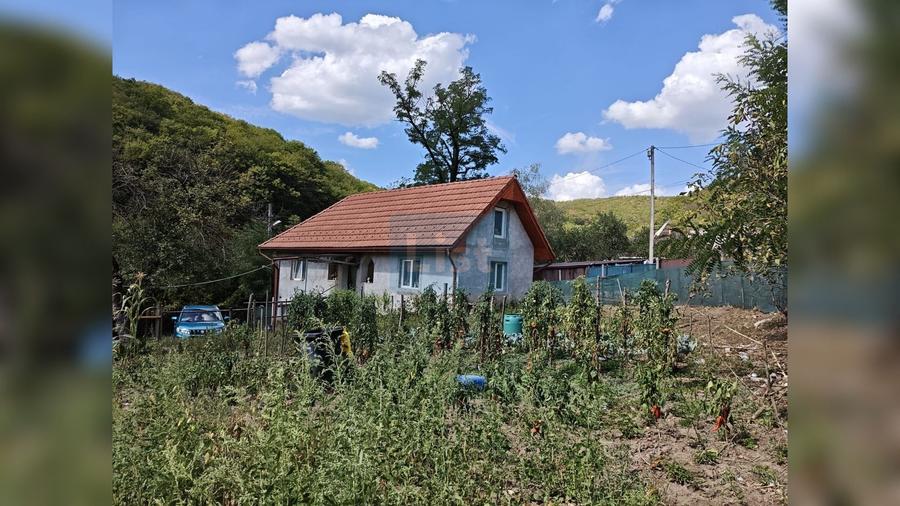 Casă cu 2 camere cu Teren 1457 Mp în Vest