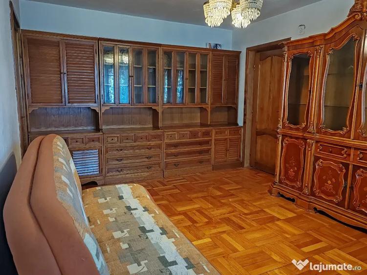 Apartament cu 3 camere semidecomandat în Central