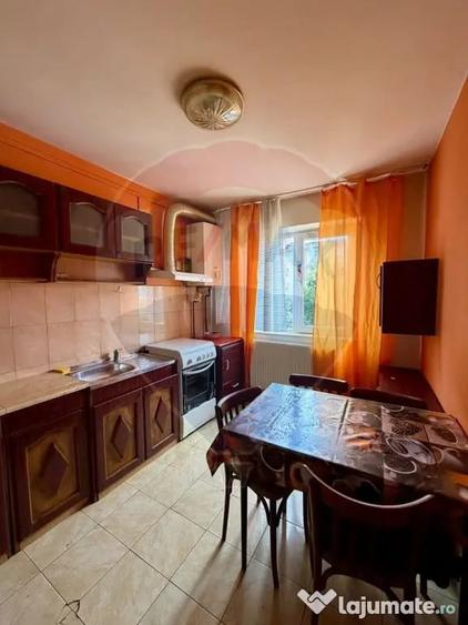 Apartament cu 3 camere semidecomandat în Central