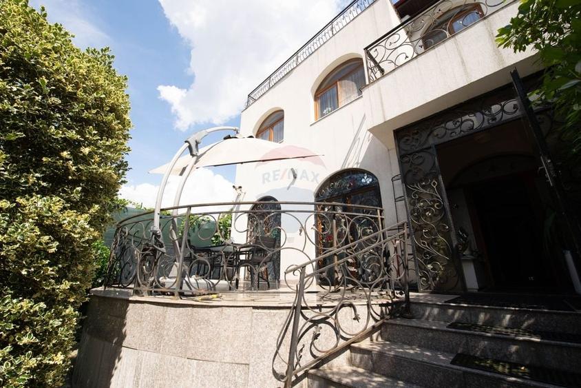 Casă individuală cu 10 camere cu Teren 494 Mp în Periferie