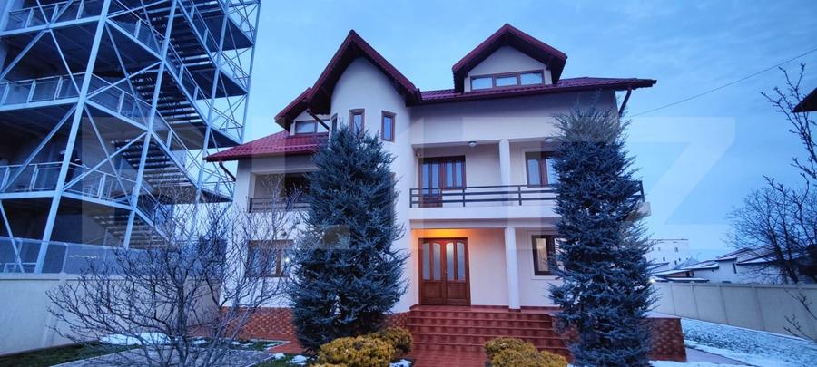 Casă individuală cu 10 camere cu Canalizare în Central