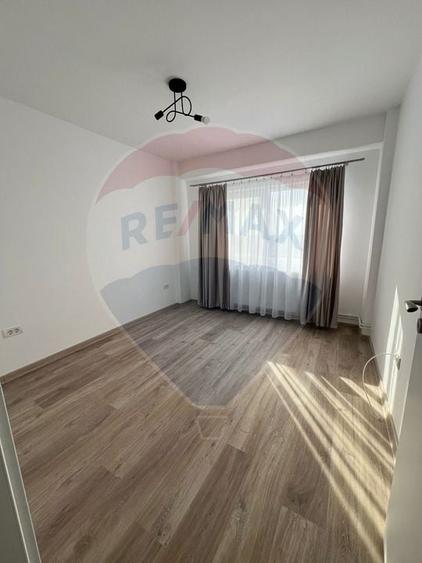 Apartament cu 4 camere decomandat, mobilat în Polivalentă