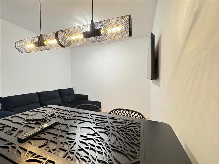 Apartament cu 3 camere semidecomandat, mobilat în Central