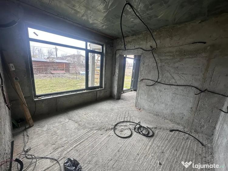 Casă cu 5 camere cu Teren 242 Mp în Ștefăneștii de Jos