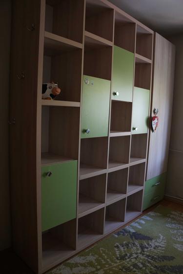 Apartament cu 4 camere decomandat în Rovine
