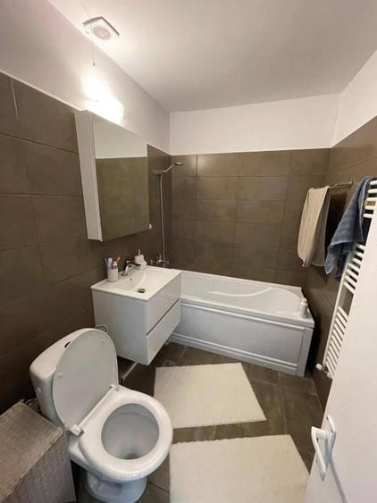 Apartament cu 3 camere semidecomandat, mobilat în Lenin
