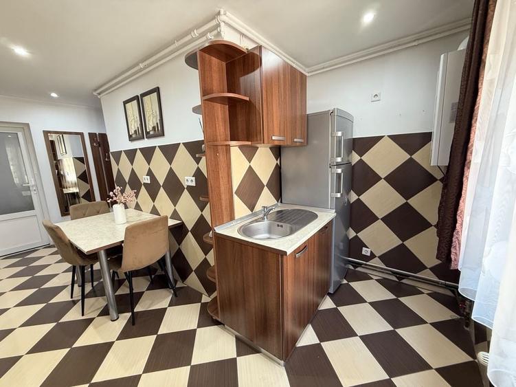 Apartament cu 3 camere decomandat în 7 Noiembrie