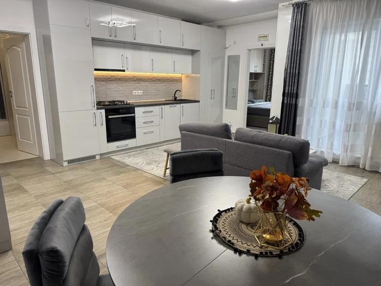 Apartament cu 3 camere semidecomandat, mobilat în Florești