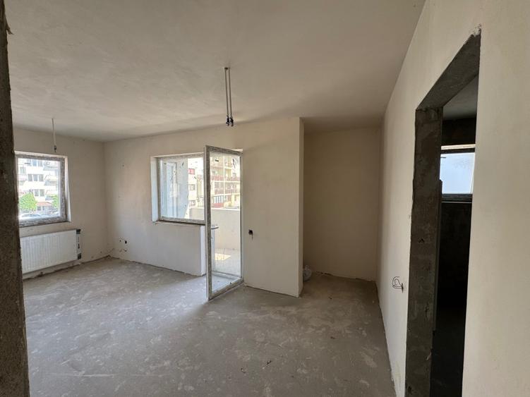 Apartament cu 3 camere semidecomandat în Florești