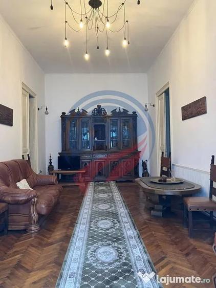 Casă cu 7 camere cu Teren 400 Mp în Central