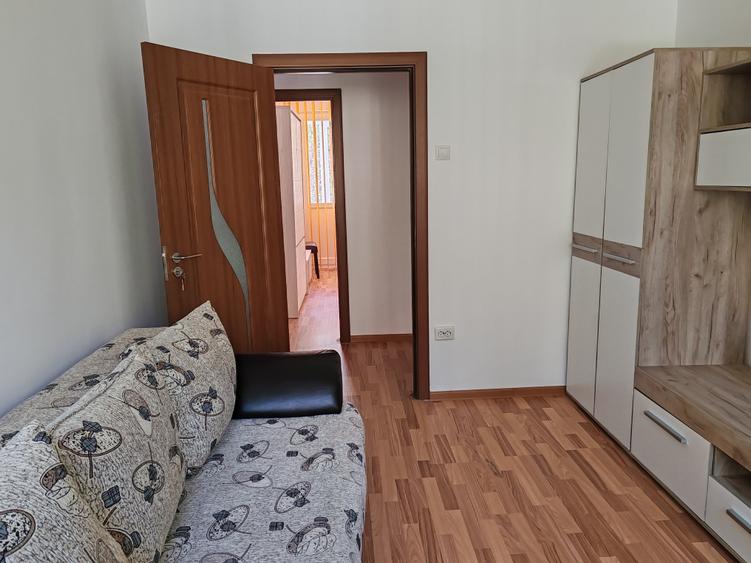 Apartament cu 3 camere semidecomandat, mobilat în Centrul Civic