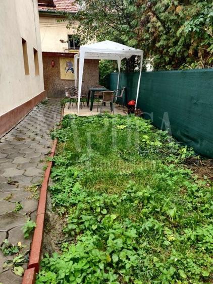 Casă individuală cu 8 camere cu Canalizare în Central