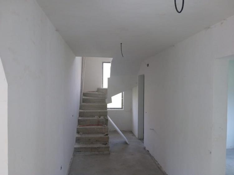 Casă individuală cu 5 camere cu Teren 10000 Mp în Lunca Ilvei