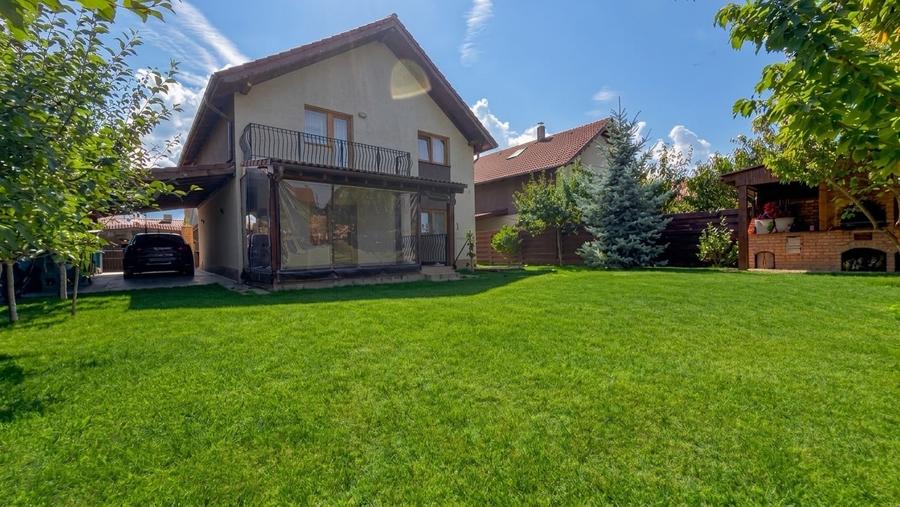 Casă individuală cu 5 camere cu Teren 360 Mp în Exterior Est