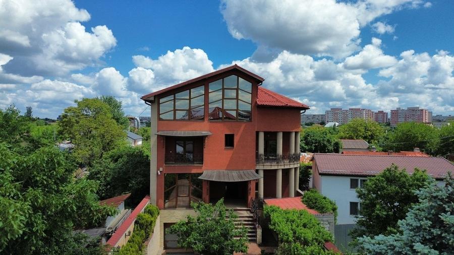 Casă individuală cu 7 camere cu Piscina în Eroii Revoluției