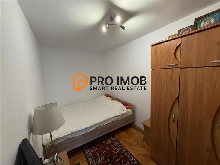Apartament cu 4 camere semidecomandat, mobilat în Micro 5