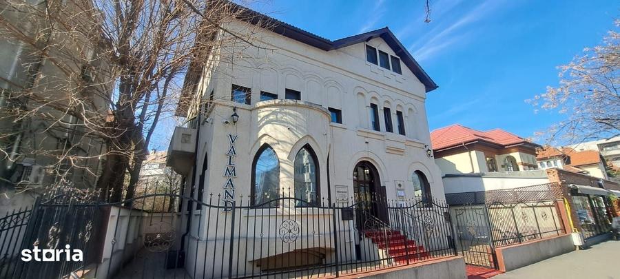 Casă cu 8 camere cu Teren 307 Mp în Primăverii