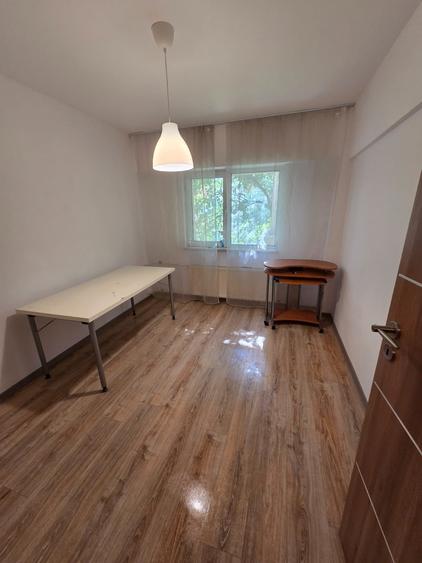 Apartament cu 4 camere decomandat în Doamna Ghica