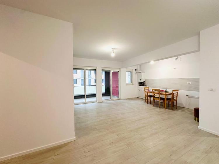 Apartament cu 3 camere semidecomandat în Bucovina