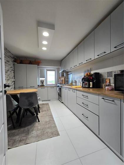 Apartament cu 4 camere decomandat în Lunca Cetățuii