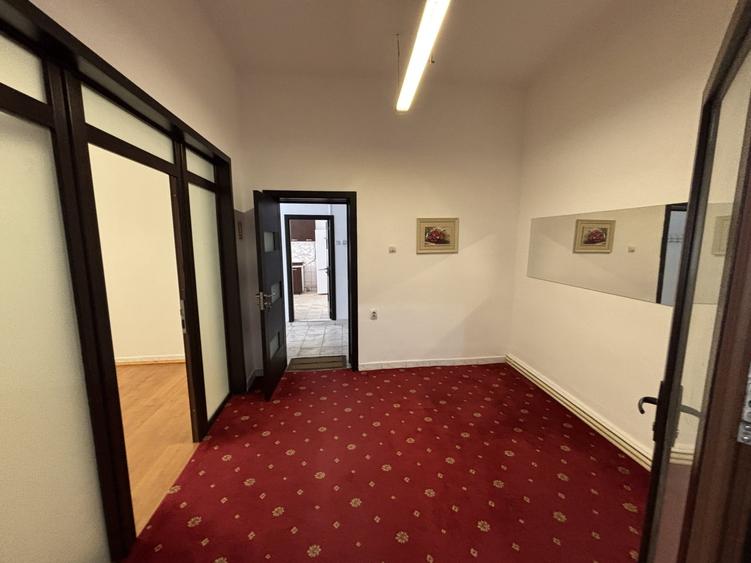 Casă individuală cu 5 camere cu Teren 300 Mp în Vatra Luminoasă