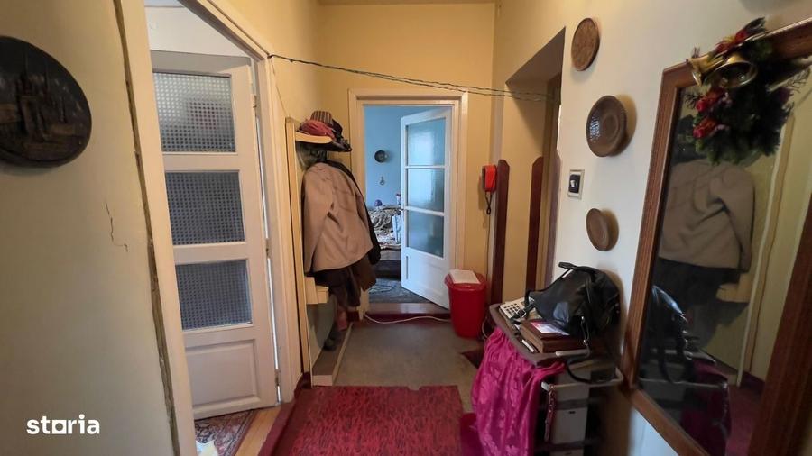 Apartament cu 3 camere decomandat în Petros