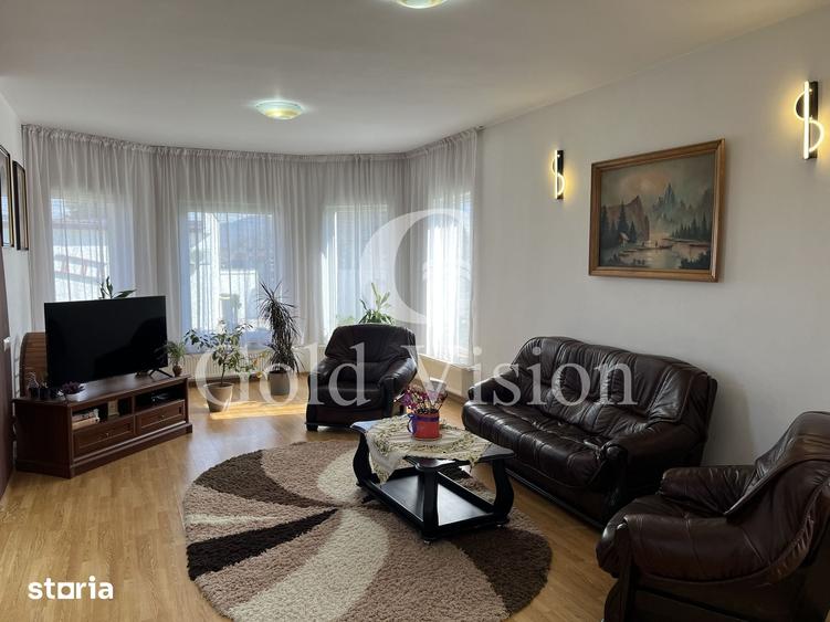 Casă cu 7 camere cu Teren 2000 Mp în Central