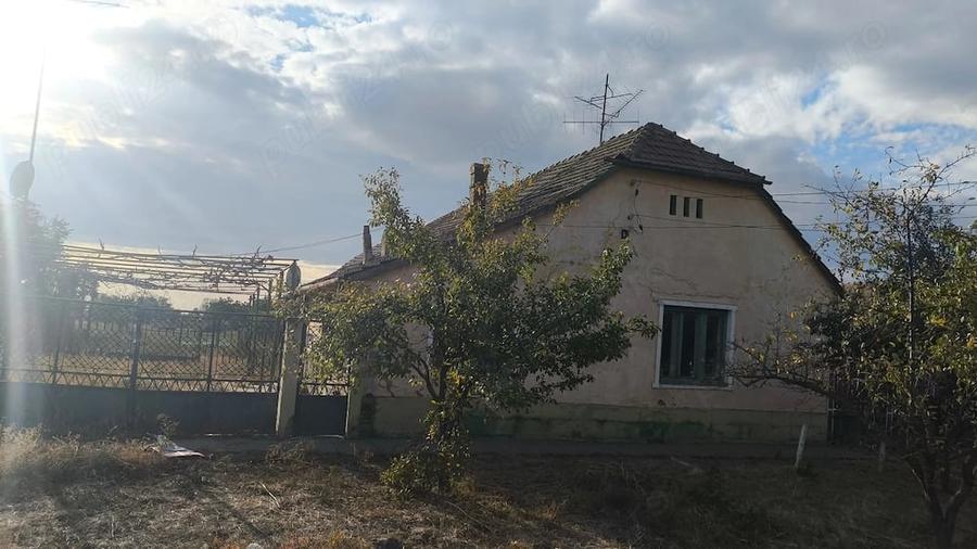 Casă cu 4 camere cu Teren 2518 Mp în Comloșu Mic