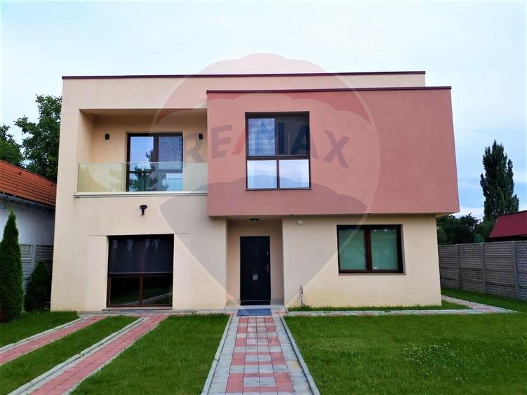 Casă individuală cu 6 camere cu Teren 1071 Mp în Central