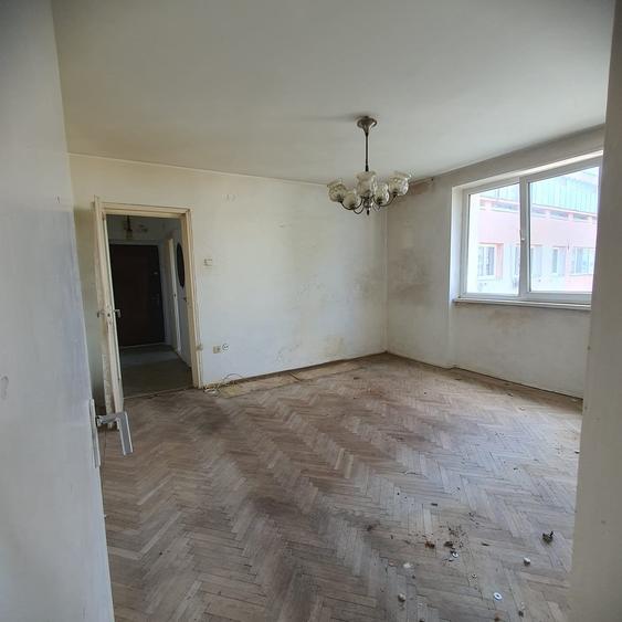 Apartament cu 3 camere semidecomandat în Mihai Bravu